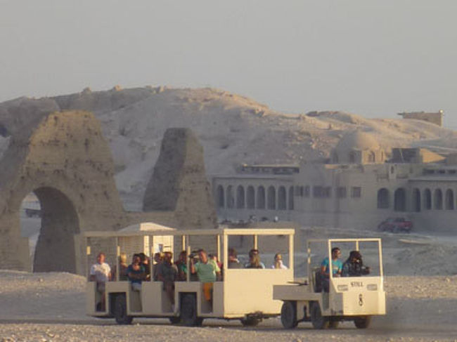 チケット売り場から神殿まではこの乗り物でいどうする。