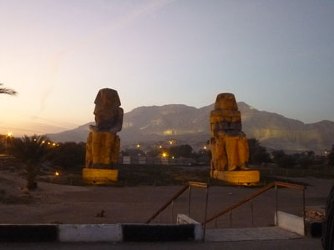18:15<br />夕暮れの中、２つのスフィンクス像へ。<br />時間が押しているので急いで写真を撮る。