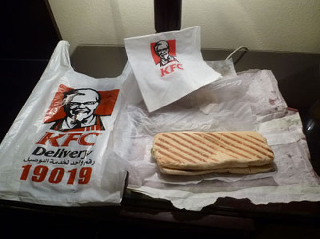 夕食まで時間があるのでホテル周辺を散策。<br />物売りが多い。無視無視。<br />ホテルから5分程度の場所にケンタッキーとピザ屋さんを発見。<br />エジプトのケンタッキーが気になり購入。<br />味は結構おいしい。