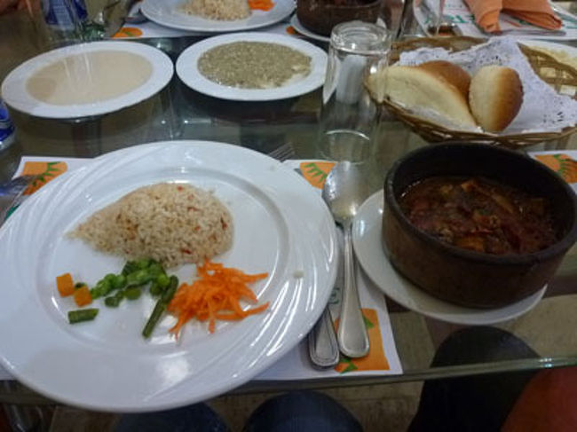 黒い器がメイン料理。<br />メインの量が少ないかなと思ったが、<br />かなり油っぽいので全部食べられなかった。<br />味はおいしかったよ。<br /><br />＜第２日目終了＞