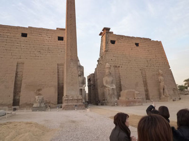 7:30<br />朝一でルクソール神殿へ。<br /><br />画面中央に塔(オベリスク)があるが、実は２本並んで立っていた。<br />しかし、ナポレオンによってパリのコンコルド広場へ<br />（無理やり？)運ばれたため1本しかない。<br /><br />パリ旅行したときに、１本を見ていたのでもう1本をここで見れて<br />とても感動した。