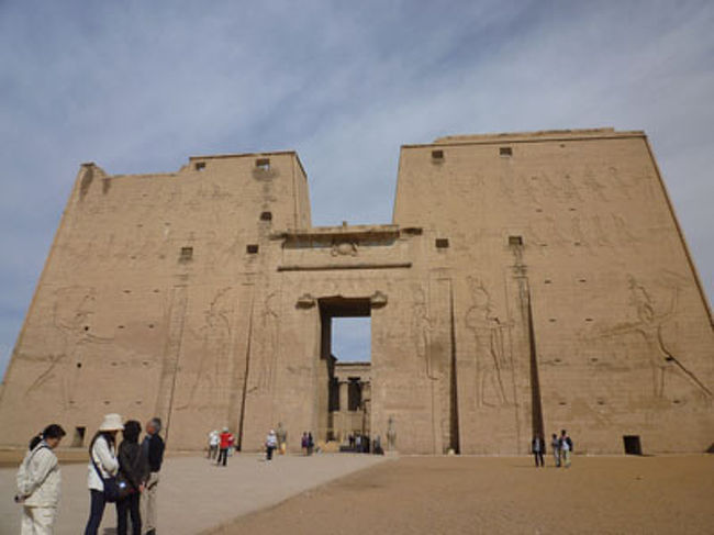 11:00<br />バスでエドフへ向かう。ホルス神殿に到着。