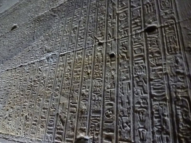 壁画に描かれた象形文字。<br />すごく歴史のあるものを私はすごいすごいと言いながらべたべたさわっていた。