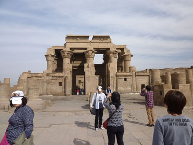 13:10<br />次はコムオンボへ。<br />神殿が2重構造で有名らしいコムオンボ神殿へ。<br />ここも壁画がたくさん残されていて<br />紀元前3000年前以上の時代なのに<br />現代の手術道具とあまり変わらないものが書かれていたのは<br />びっくりした。