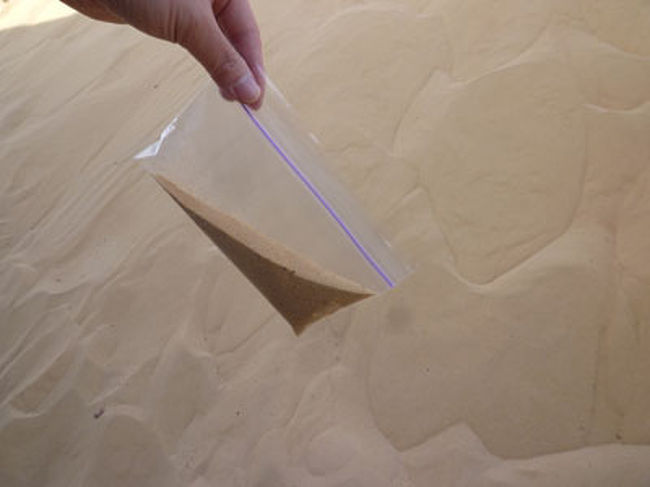 アスワンの町へ向かう途中、<br />サハラ砂漠の砂をおみやげにする。