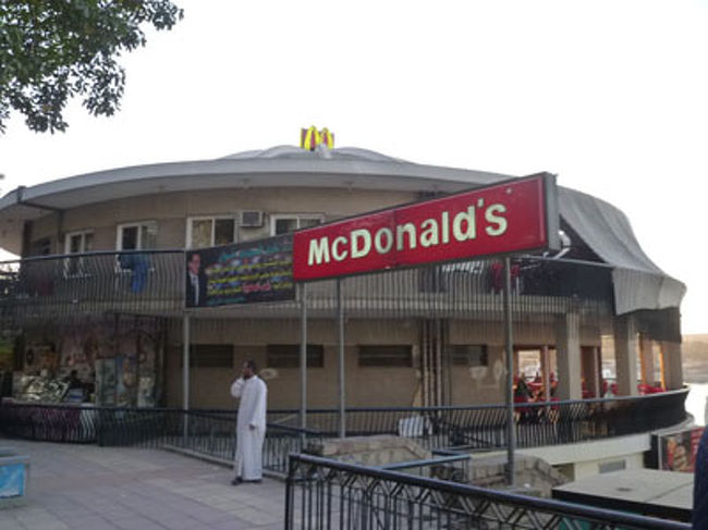 17:00<br />アスワンのマクドナルドへ。<br /><br />海外旅行に行くとかならずマクドナルドへ行く。<br /><br />エジプトのマクドはどんな味だろう？