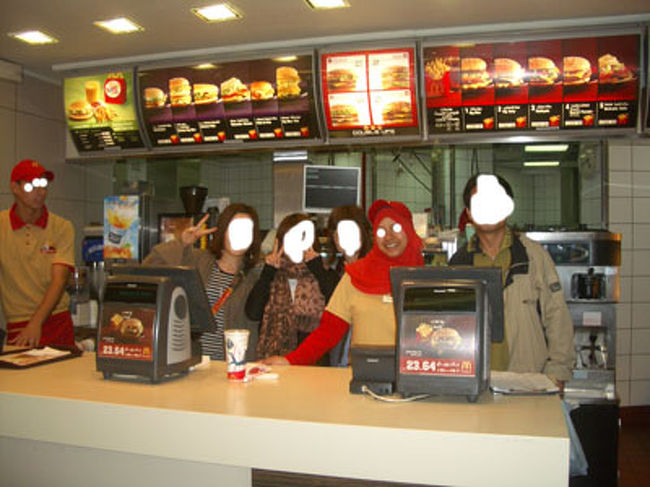 店員さんに写真撮影をお願いすると快く応じてくれた。<br /><br />みんないい人だね。