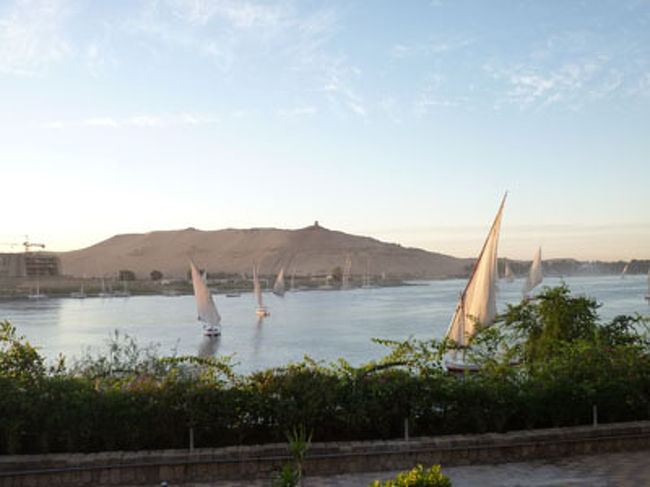 ナイル川を見ながら食べる。<br /><br />ヨットが夕日に照らされてすごく優雅だ