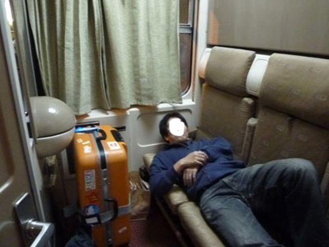 19:30<br />ナイルエクスプレスでカイロに向かう。<br />明日の朝に着く。<br />隣同士の部屋をつなぐ扉を開放して、<br />2部屋を3人で使用する。