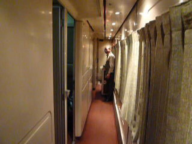 向こうに見える人はこの車両の世話をする駅員さんだ。<br />