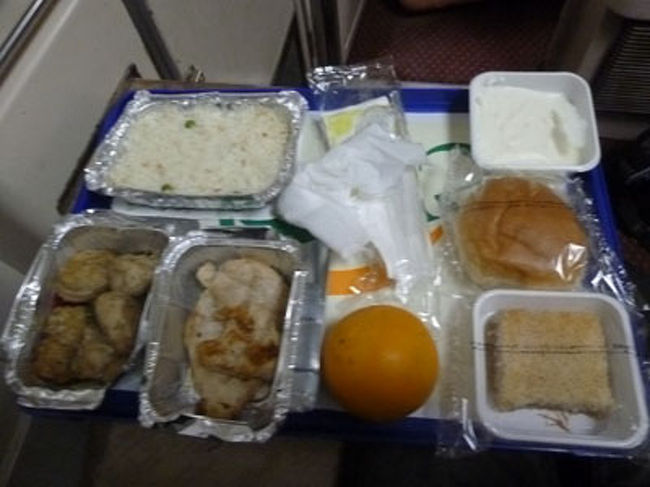 駅員さんから食事をもらう。<br />おかずは、鶏肉を焼いたものと鶏肉を焼いたもの。<br />両方とも塩味だ。<br />どうつっこめばいいのだろう。<br />