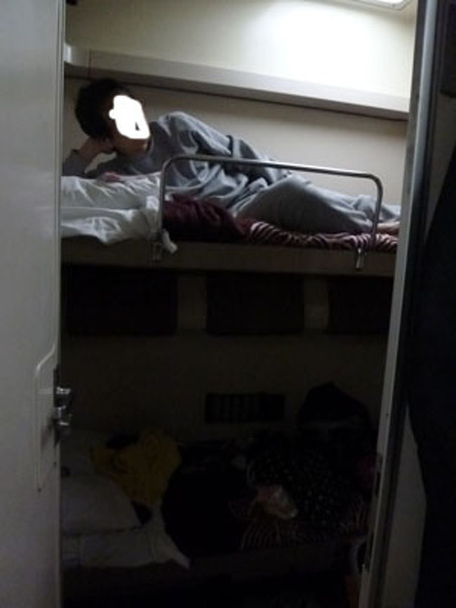 しばらくして列車食を駅員さんに返して、<br />ベッドメイキングをしてもらう。<br />清潔なシートをつけてもらって２段ベッドの出来上がり。<br /><br />ごろ寝する。<br /><br />ときどきゆれるが予想したよりもずっと快適。<br />今日はあちこち歩いて結構眠れたなあ。<br /><br />3人で4席分をつかったので、1席を荷物置きに使う。<br /><br />＜第３日目終了＞<br />続きはその２にて。