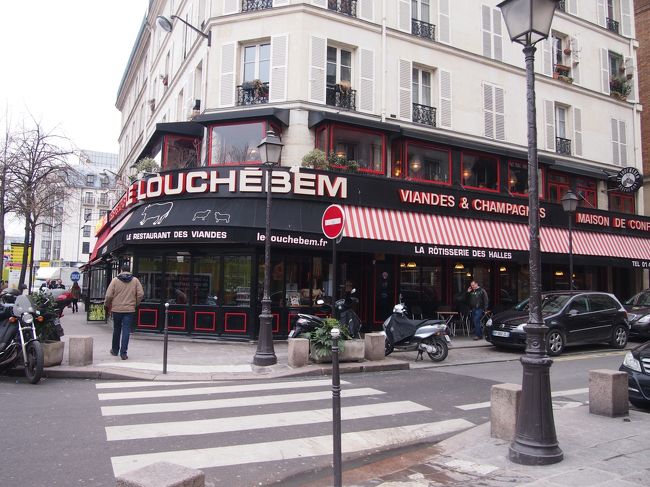 ツーリストオフィスへ立ち寄り、そこから20分程歩いて予約をとっていたLe Louchebem（ル・ローシュベム）へ。<br /><br />予約のコースは、前菜・メイン・デザートから2つを選ぶタイプのものでした。前菜・メイン・デザートはそれぞれ2〜3種類ぐらいあり、色々と2人で迷いましたがなんとか決まり注文！