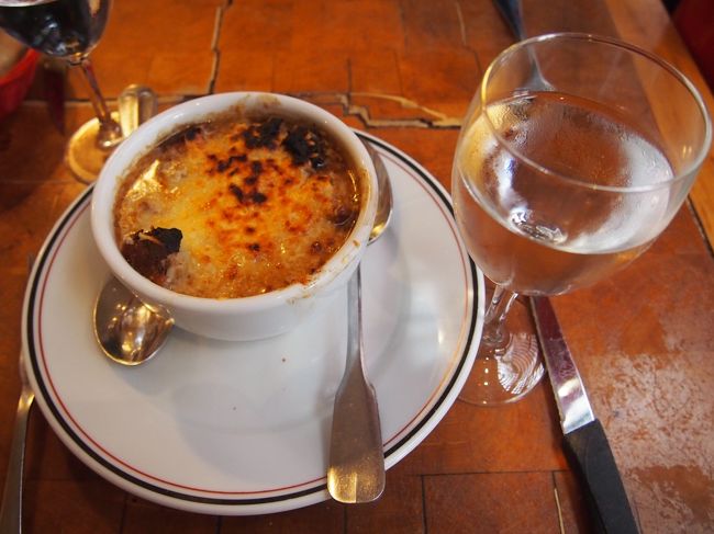 私は前菜＋メインをチョイス。<br /><br />選んだのはオニオングラタンスープ♪<br />美味しかったです…美味しかったんですが…！！で、デカイ…！！！！！このスープだけでお腹がいっぱいになるんじゃないかという程のでかさ…（実際、これでかなりお腹いっぱいになりつつありました…）