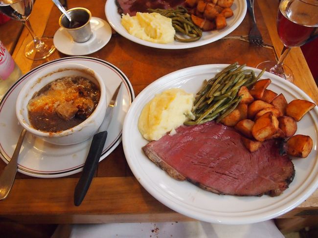 で、メイン。<br />牛肉ってことだけは覚えてる。そして、ものすっごくでかかったことは覚えてる。<br />スープとメインあわせて、普段の食事の量の倍はゆうにありました…。<br /><br />美味しかったよ…美味しかったけど、量以外に一つ文句を言いたい。<br /><br />なぜ、メインの付け合わせがマッシュポテトとフライドポテトなのかということを！！どんだけ芋食わせるんですか…！！どっちも美味しかったけどさ！！！！！<br />本当、フランスで外食すると毎度毎度フードファイト状態でした…。そして一度も食べきれなかったよ…orz