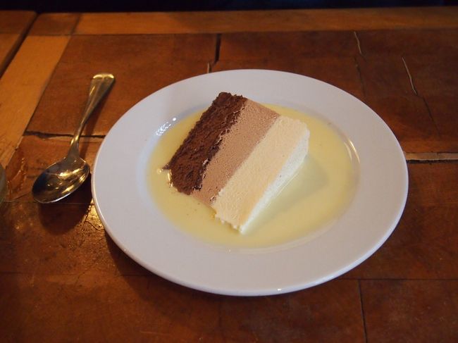 ご一緒した女の子はメインとデザートをチョイスしてました。<br />一口頂きましたが、これも美味しかった♪<br /><br />一口と言わず！と勧めてもらいましたが、スープと肉と芋で（笑）もうどうやってもお腹に入る隙間がなかったです…（＾＾；