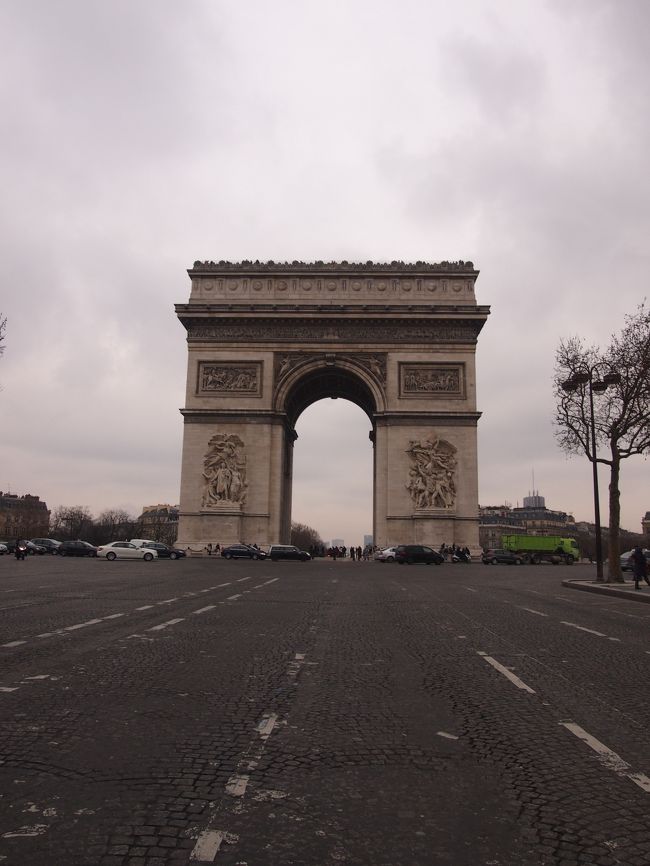 やってきましたー！凱旋門！！<br /><br />ご一緒した子（以下、Aちゃん）が、前の日に夜景のツアーでちらっと見ただけだった＆私が前回見ただけだったので、今回どうしても上りたかったのでやってきた凱旋門。<br /><br />凱旋門って、エッフェル塔や他のパリのランドマークより写真で見ている時と、実際に見た時のインパクトというか感動が大きい気がするんですよね…。多分、思っている以上にでかい！というのがあるからだと思うんですが。