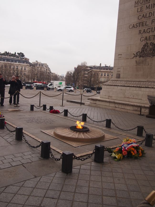 今回は凱旋門へ上るため、地下へ降りて入場チケットを購入し、凱旋門の真下まで行きます。<br /><br />パリ・ビジット提示で20％（といっても2ユーロぐらいですけど）お安くなりました(∩´∀｀)∩<br /><br />写真は凱旋門下の『無名兵士の墓』毎日火がともされているそうです。