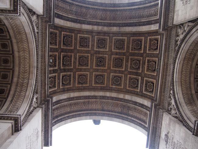 実際に行かないと意外と見れないもの①<br />凱旋門のアーチ部分。色々細かく彫刻がされています…！