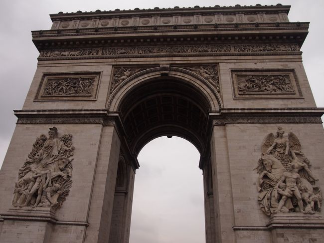 現地に行かないとなかなか見れないもの②<br />凱旋門の裏？側<br /><br />よくガイドブックなんかに載っているのは表（コンコルド広場を背にした側）だと思うんですよね。<br />こっち側もやっぱり立派な彫刻がされています。<br />ただ、ロータリーの中で撮るには大きすぎて、広角のレンズじゃないとなかなか厳しいものが…！