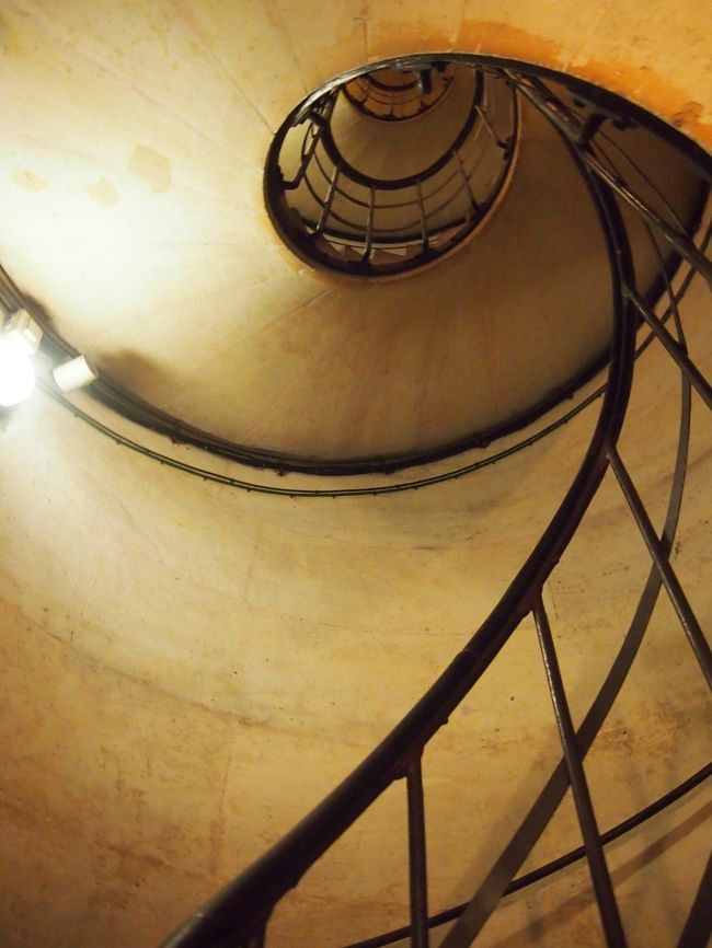 凱旋門下でチケットを見せ、バッグの中を簡単にチェックされ、ひたすら上ります…！<br /><br />ゼェハァ言いながらのぼりましたよ…。普段の運動不足がこういうところで出てくる…。<br />そして、ひたすら螺旋階段なので、上ってる間になんだか気持ち悪くなってきました…。途中でくぼみ？みたいなところがあるので、疲れた方は休憩はさみながら行かれるといいと思います（←休憩した人