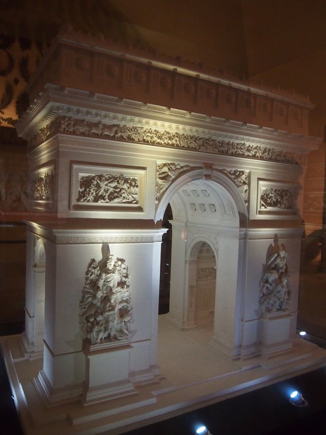 資料館には、凱旋門の模型もありました。