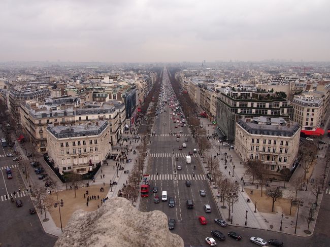 そして、屋上にでたーーーーー！！！！！<br />分かってはいたけど、本当に12本放射線状に道路が伸びてるーーー！<br />高い建物も無いので、凱旋門ぐらいの高さ（って言っても結構高いけど・笑）でもものすごく見晴らしがよかったです！！