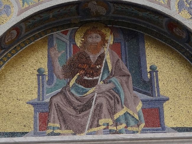 一番右の門の上にはこのような絵があって