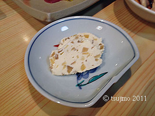 カマンベールチーズにいぶりがっこが練りこんである、歯ごたえの良い酒の肴です。