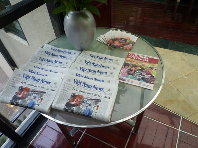 レストラン入口には新聞もあります。（日本版は経済新聞のみ）