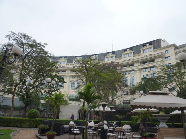 オペラハウス中庭からヒルトンホテルを望む