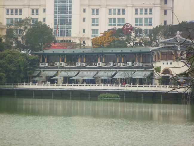 昨晩の夕食食べたレストラン。夜は照明がきれいでした。