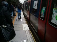 国境の駅「羅湖（Lo Wu）駅」へ。
今までは、上水から落馬洲駅へ向かったり、香港から直通列車で広州へ行っていたのだけれど、ここから出国するのは実は初めて。

ただ、この人の多さにはうんざり。

・・・おまけに「中国元」をホテルに置いてきていることが発覚。