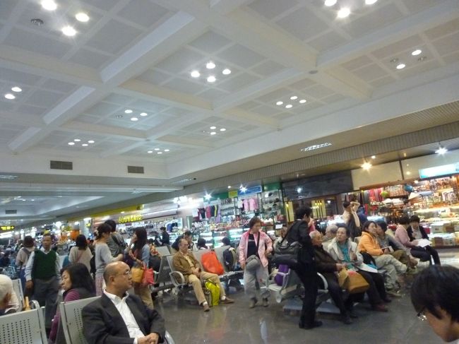 ホテルから40分ほどで空港に到着。<br />チェックインカウンターが大混雑。<br />ガイドさんいわく、いつもこうですと。<br />出国審査が終わり施設内に入ると以外や免税店、お土産屋が充実しています。