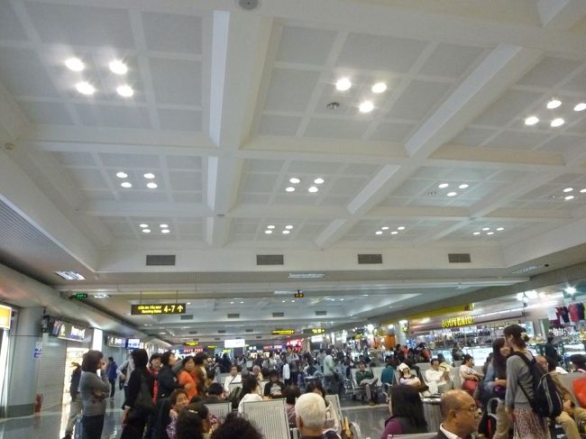 大混雑で席がない状態。<br />※23時〜0時に4〜5便が飛び立つそうで大混雑。<br />※１階上のレストラン階は比較的空いているので、そこで小休止。<br />喫煙所（ビップルーム奥）もありました。