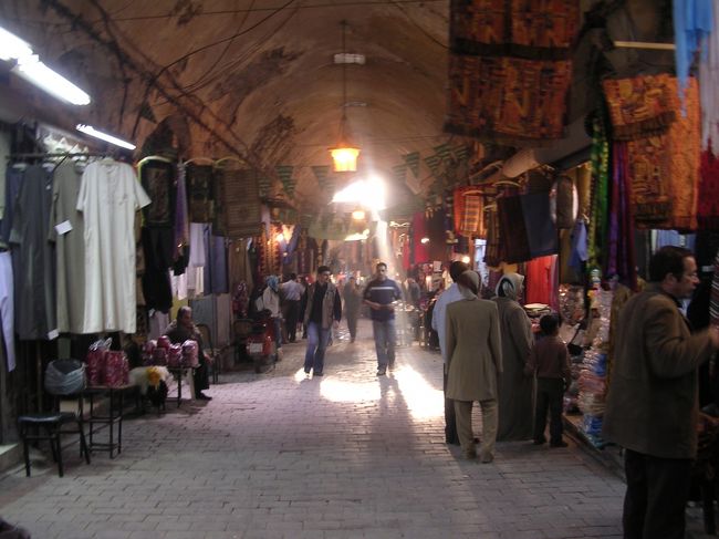 イスタンブールでビザをとって、トルコ南部のアンタキヤからシリア北部の中心都市アレッポに入国。