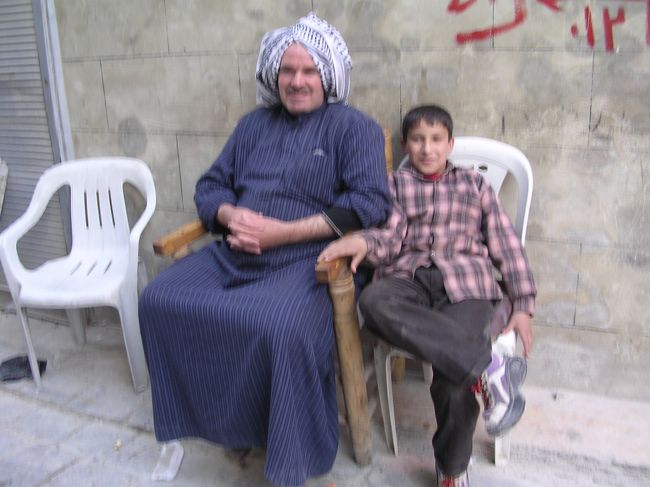 おじいさんと、孫？（アレッポの街角で）