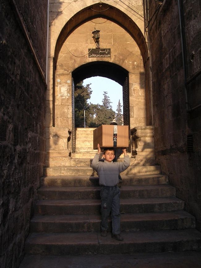 荷を運ぶ少年（アレッポの街角で）