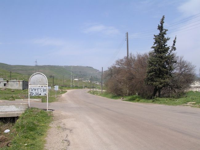 シリアを旅する大きな目的は、クラック・ドゥ・シュバリエだった。7年前の旅行当時、クラック・ドゥ・シュバリエへ行く手段について日本語での情報が少なく、拠点の町ホムスからローカルバスに乗って行くことになったのだが、バスを降ろされた場所は、クラック・ドゥ・シュパリエから相当離れた場所だった。<br />山の上にある城まで20キロくらいあるバックパックを背負って半日ほどの徒歩旅。ただ、そのおかげでクラック・ドゥ・シュパリエまでの道のりでは、たくさんの親切に恵まれることになった。