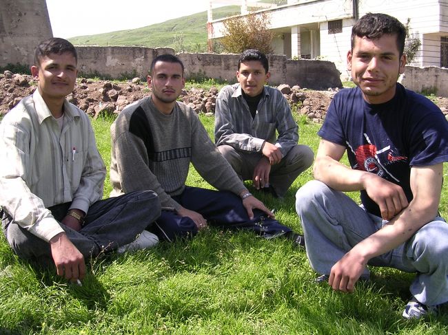 ひなたぼっこをしていた若者たち（クラック・ドゥ・シュパリエへの道）