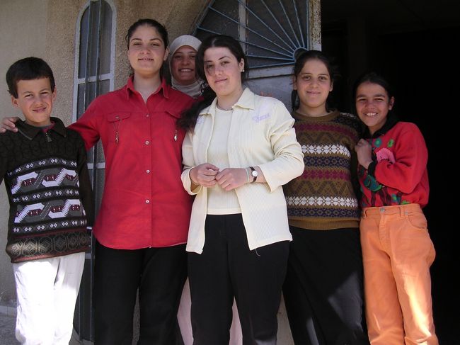 「水はいらないか？」と声をかけてくれ、ペットボトルの水を満タンにしてくれたご家族（クラック・ドゥ・シュパリエへの道）