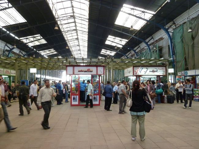 ＜ラムセス中央駅＞<br />ここからアレキサンドリア行きの急行列車に乗ります。<br />ヨーロッパ式の駅で、なが〜い列車が建物の外までつながっていました。