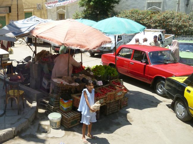 ＜アレキサンドリア市街＞<br />車が大量に行き交い、とても活気のある街角。