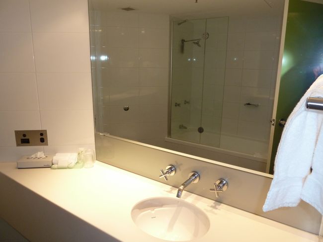 エアーズ・ロックからシドニーまで戻ってきました。シドニー空港からタクシーでVibe Hotel Sydneyへ。今回の運転手さんはインドの方でした。<br /><br />二日前の朝に預けていたスーツケースを受け取り、チェックインして部屋へ。お洒落で綺麗な内装でしたが、子どもが添い寝する我が家にとってはベッドが少し小さめでした。。。<br />【参考】<br />http://4travel.jp/traveler/dkkk/album/10652144/<br /><br />←は洗面所とお風呂です。