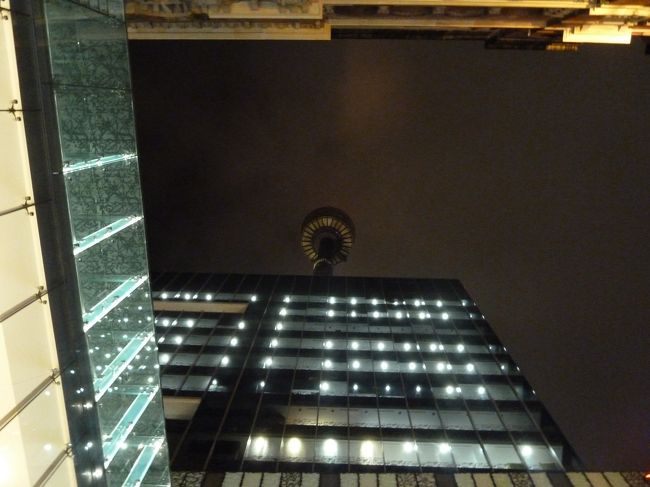 タワーから下りてくると、またそこのお土産物屋さんでお買い物。OZ滞在時間も残りわずかと思うと、ついつい思い出にと、惹かれるお土産を探しに物色してしまいます。<br /><br />そんなこんなで時間も20時過ぎ。夕食はどうしよう？OZで最後の晩餐といきたいところですが、シドニー・タワーのあるビル内のレストランも閉店のようです。<br /><br />とりあえず、ホテルに近付く方角へ歩いて晩飯処を探します。