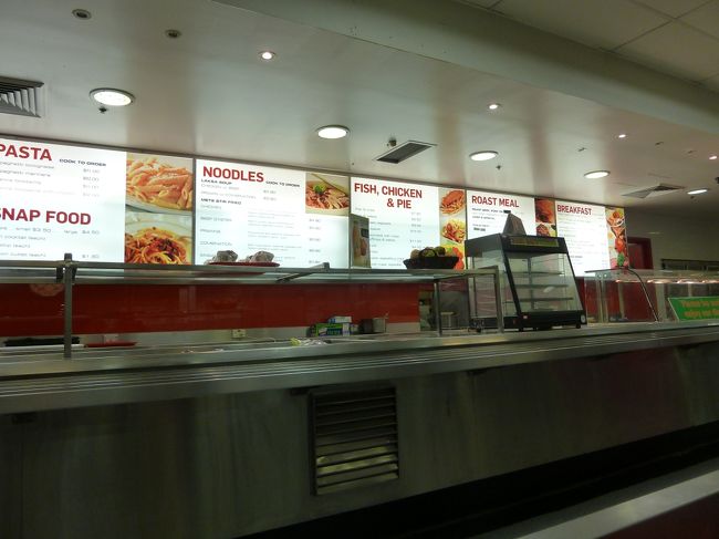 結局、初日に寄ったWoolworthに吸い込まれるように入りました。子ども達はファースト・フードを強く希望したのですが、さすがにOZ最後の晩御飯がファースト・フードではちょっと寂しい。と言ったものの、Woolworthの3階に入っているMet2 Cafeという庶民的なお店に。<br /><br />他のお客さんは明らかに地元の方々でした。観光客は来ないようなお店です。店員さんは中国の方かな、非常に親切な方でした。メニューも中華？シンガポールっぽい感じでしょうか。