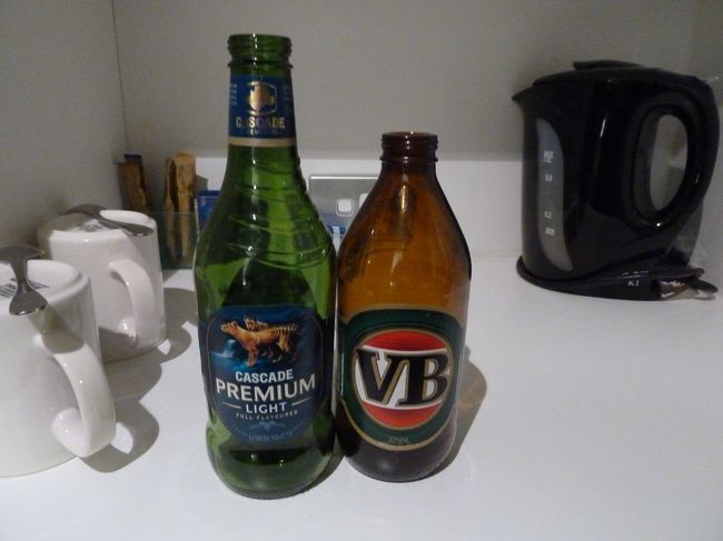 それから、小雨が降り続く中、小走りでホテルまで戻りました。何度も通ったワールド・スクエアのColesであれば、酒屋が隣接していたのでビールを買うことができたのですが、Woolworthではそういう訳にはいきません。翌朝もかなり早いので、とりあえずホテルへ戻って部屋の冷蔵庫に置いてある有料ビールで締めくくることに。<br /><br />最後の最後で同じ種類のOZビールを飲みました。ちなみに、瓶だったのでフロントまで栓抜きを借りにいきましたが、素手でひねって開けられるタイプでした。