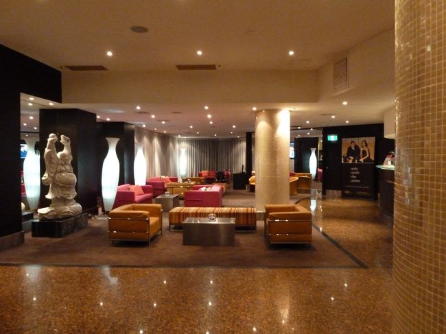 昨晩は最後の晩とあって、なかなか寝付けず・・・。ベタですが、自分（家族）宛にハガキを書いたりしていたら3時くらいになってしまいました。嫁子どもはもっと早く寝ていました。<br /><br />4時過ぎに起きて、5時にはチェックアウト。8時15分のフライトなので、2時間前の6時15分には空港に着いておきたいと考え、逆算して余裕を持って5時15分にタクシーを予約。<br /><br />←ホテルのフロントです。朝5時に他にもチェックアウト客が1組いました。先にタクシーで去っていったので、おそらく同じように長距離国際線でしょう。