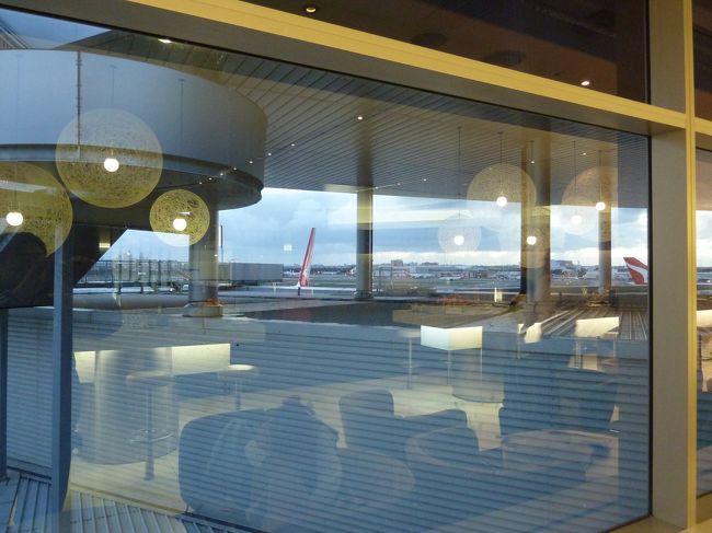 出国手続きを終え、保安検査場も難なくパス。“中”に入ったら免税店でお酒を購入。我が夫婦はBaileysというリキュールが大好きなのですが、国際線の免税店には日本では普通に買うことのできない種類（味）を購入することが可能。海外出張の際は毎回のように買って帰るのですが、今回も例に漏れずBaileys2種とKalua1種をお買い上げです。<br /><br />そして、もうすぐ6時半になろうかというところで、カンタスのラウンジに入りました。