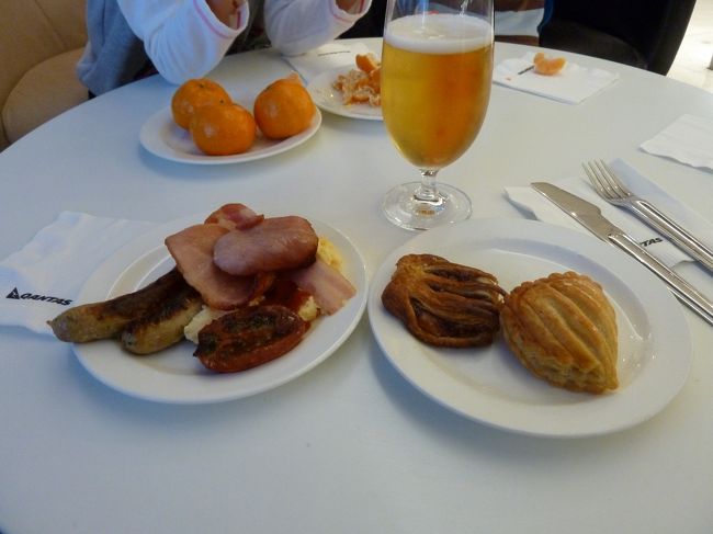 それなりに食べ物や飲み物の種類が置いてありました。飛行機に乗ったら早々に食事が出るとわかっていても、やっぱり食べてみたくなります。私は朝6時半から生ビール。普段はなかなかできないですね＾＾；<br /><br />子ども達はひたすらフルーツをいただいていました。